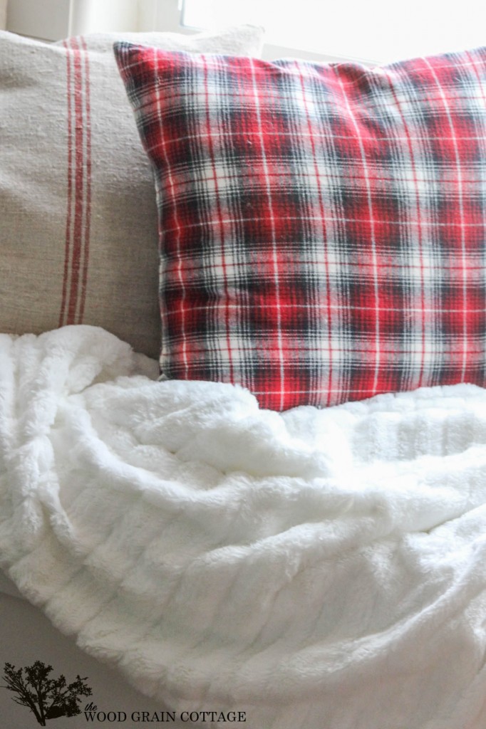 DIY White Fluffy Blanket- Farmhouse Style! by The Wood Grain Cottage