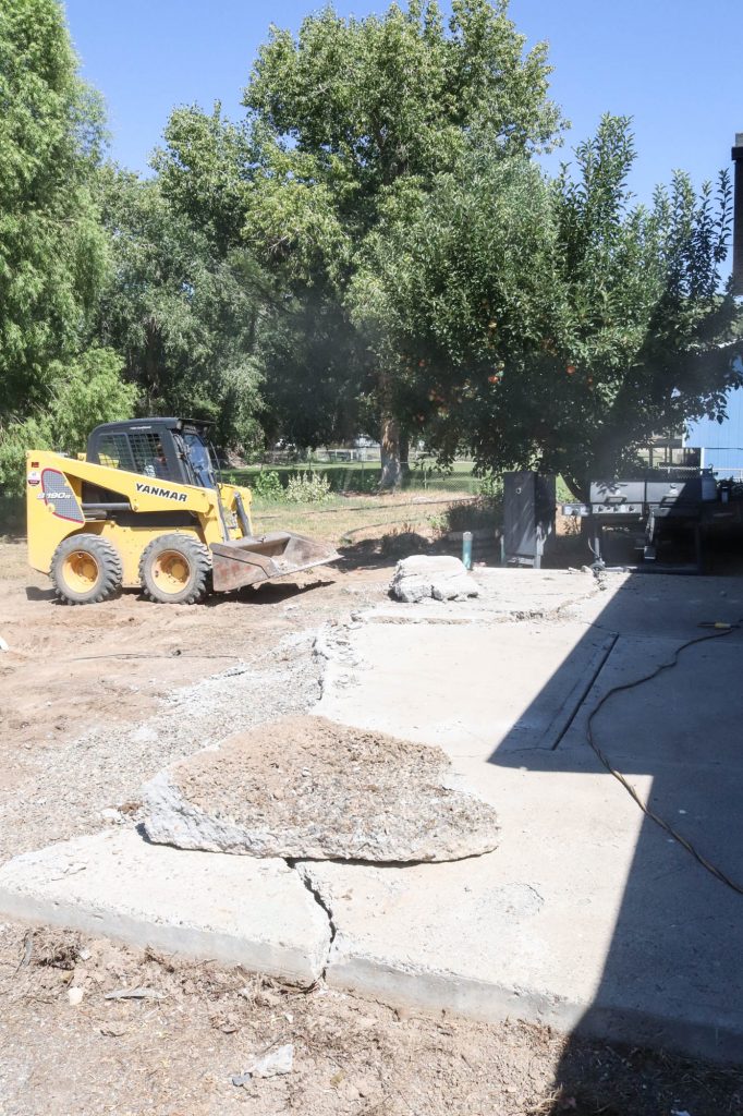 TGI-Friday: Patio Demo, Landscaping & House Video's by The Wood Grain Cottage
