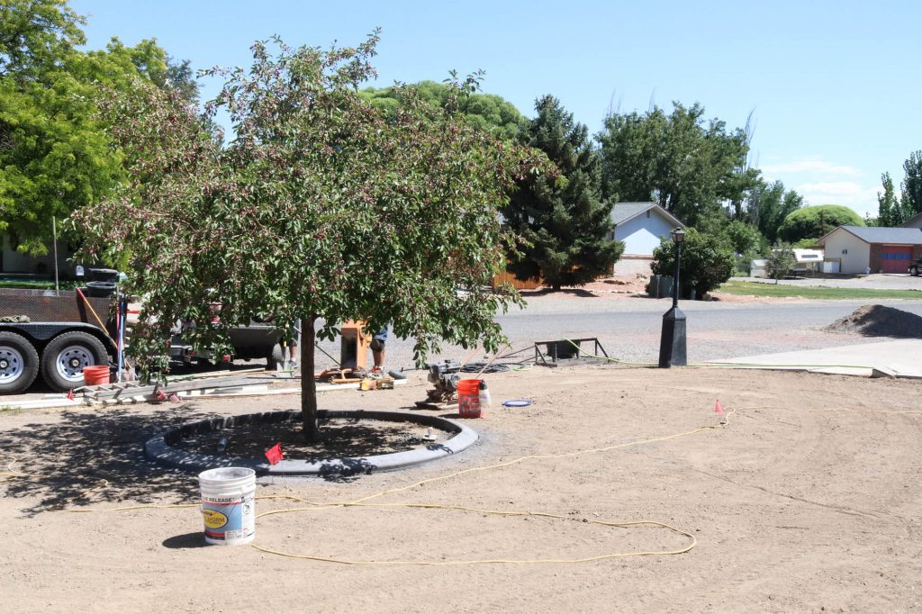 TGI-Friday: Patio Demo, Landscaping & House Video's by The Wood Grain Cottage