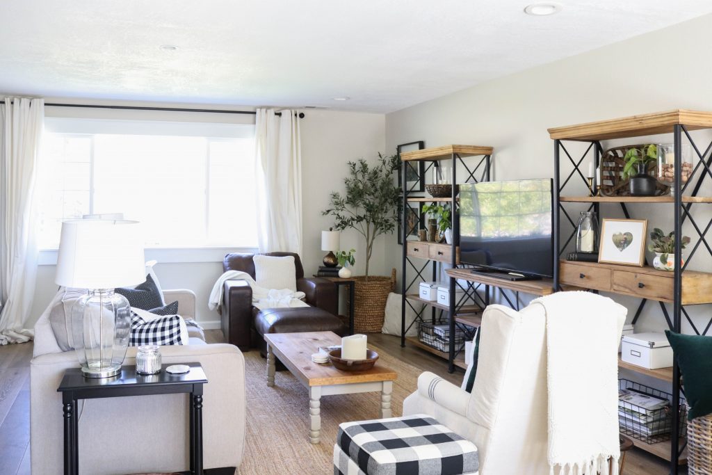 A picture of the living room decorated for Summer. 