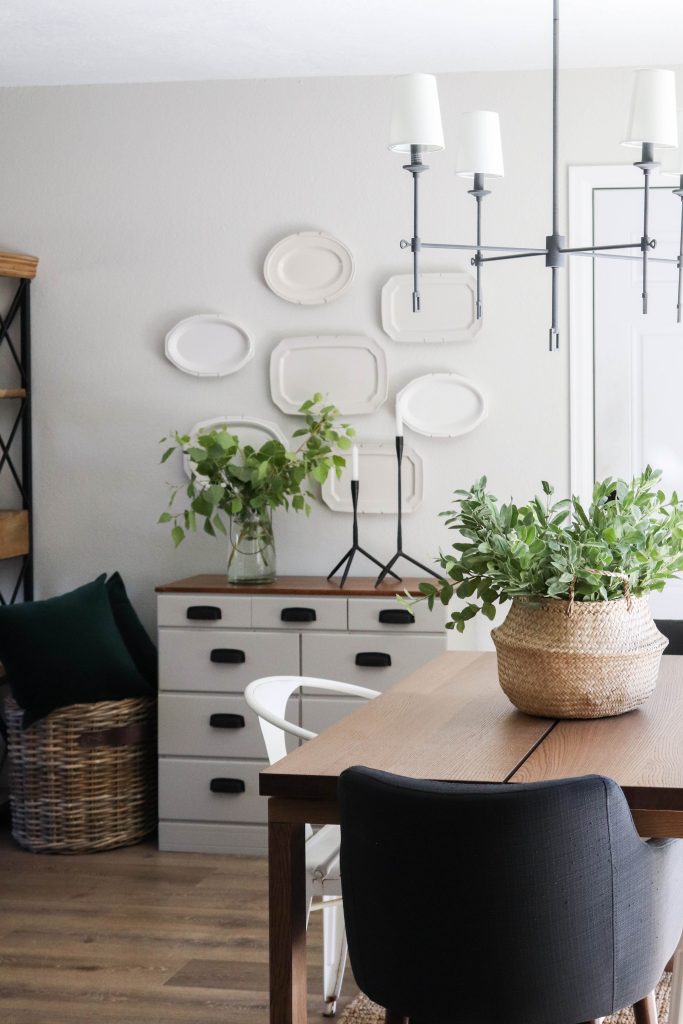 A picture of the dining room decorated for Summer. 