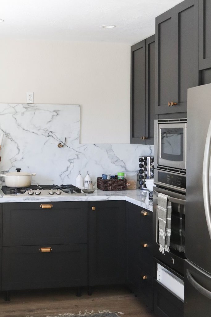 A picture of the kitchen decorated for Summer. 
