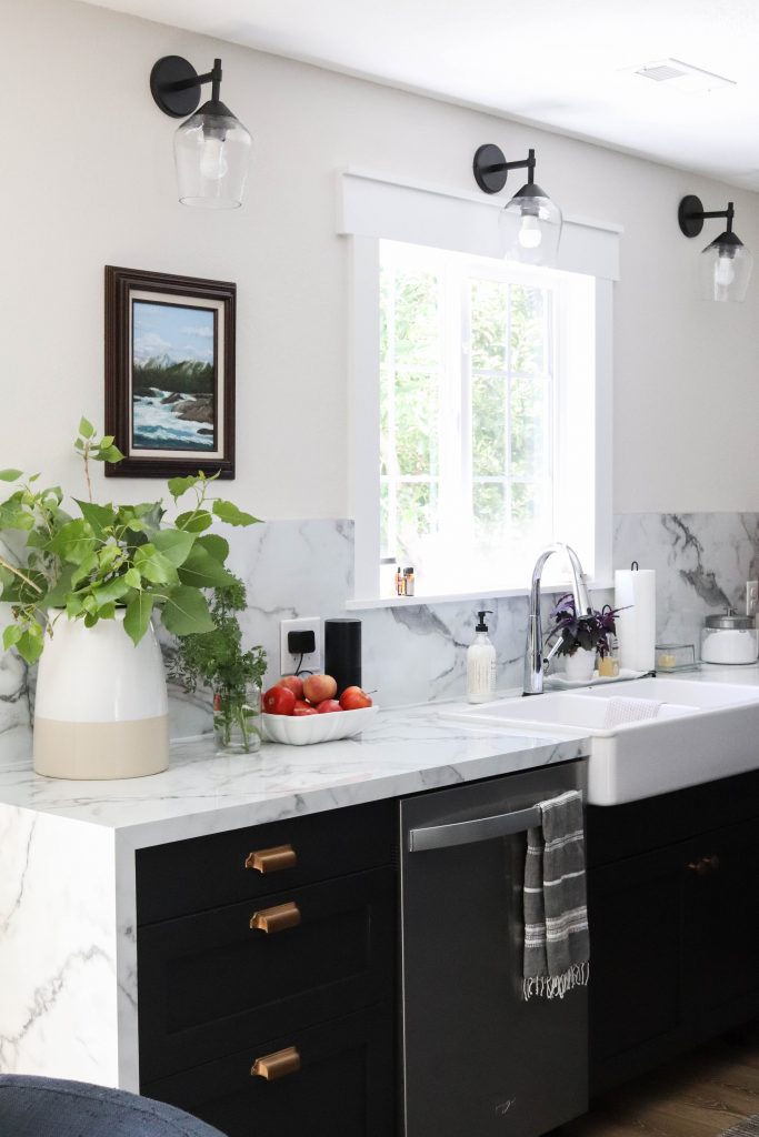 A picture of the kitchen decorated for Summer. 