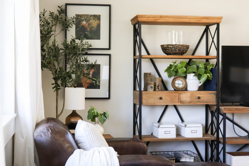 A picture of the living room decorated for Summer.