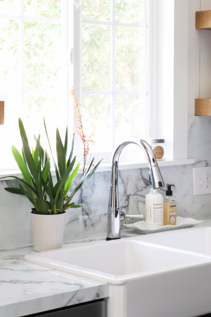 A picture of the countertop and backsplash. 