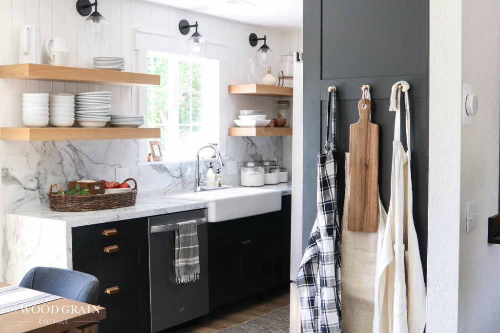A picture of the kitchen and apron wall.