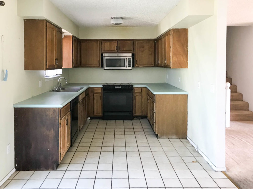 A picture of the kitchen when we bought the house. 