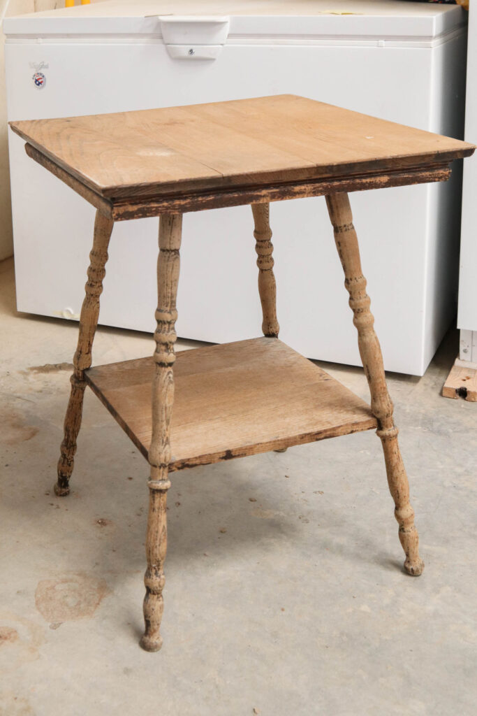 A picture of the end table.