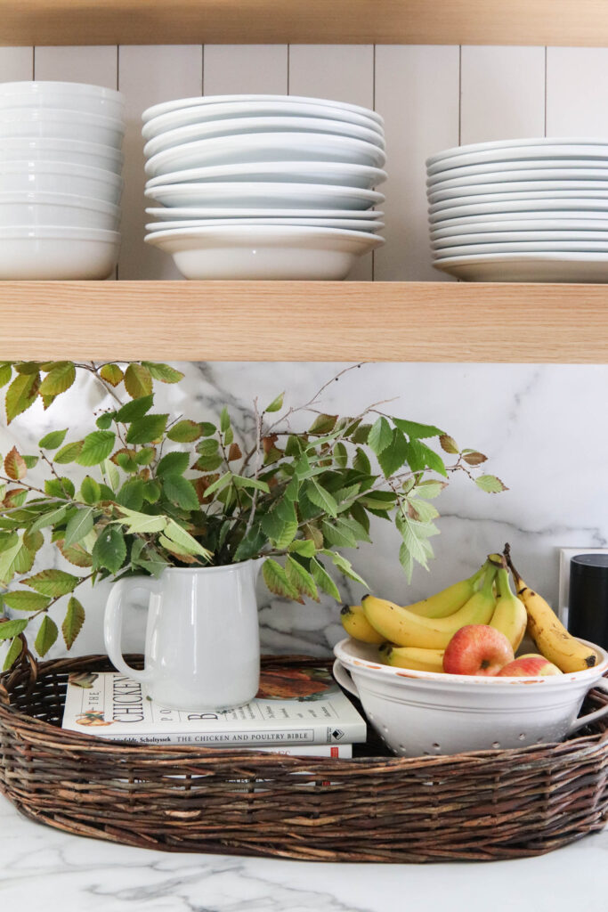 A picture showing a big bowl of fruit. 