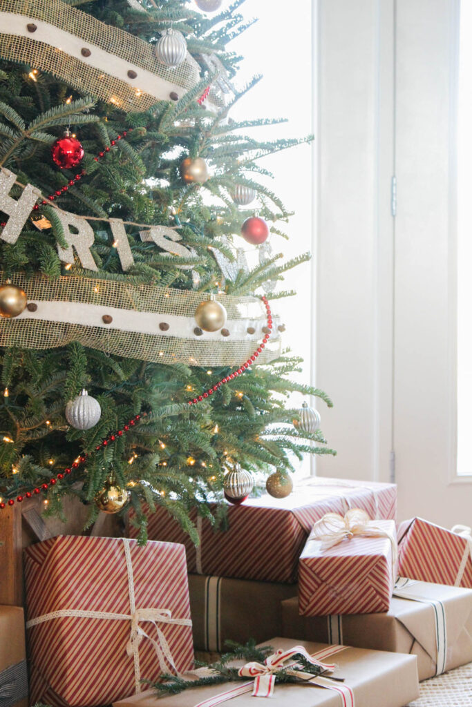 A close up picture showing the ornaments and garland. 