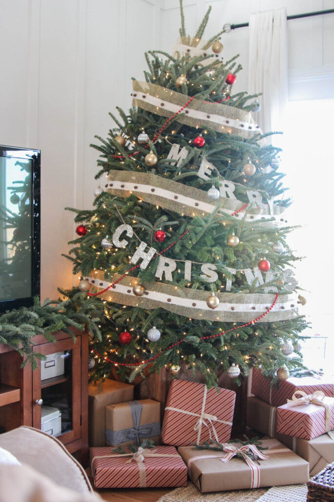 A picture of the Merry Christmas Tree and the beautiful garland. 