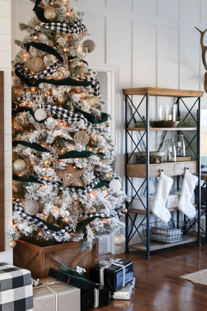 A picture of the dark green velvet Christmas tree!